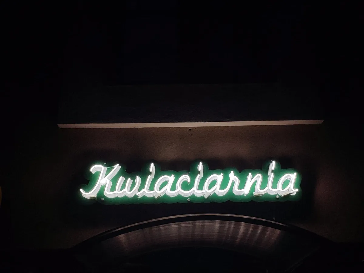 Kwiaciarnia - szyld nad wejściem