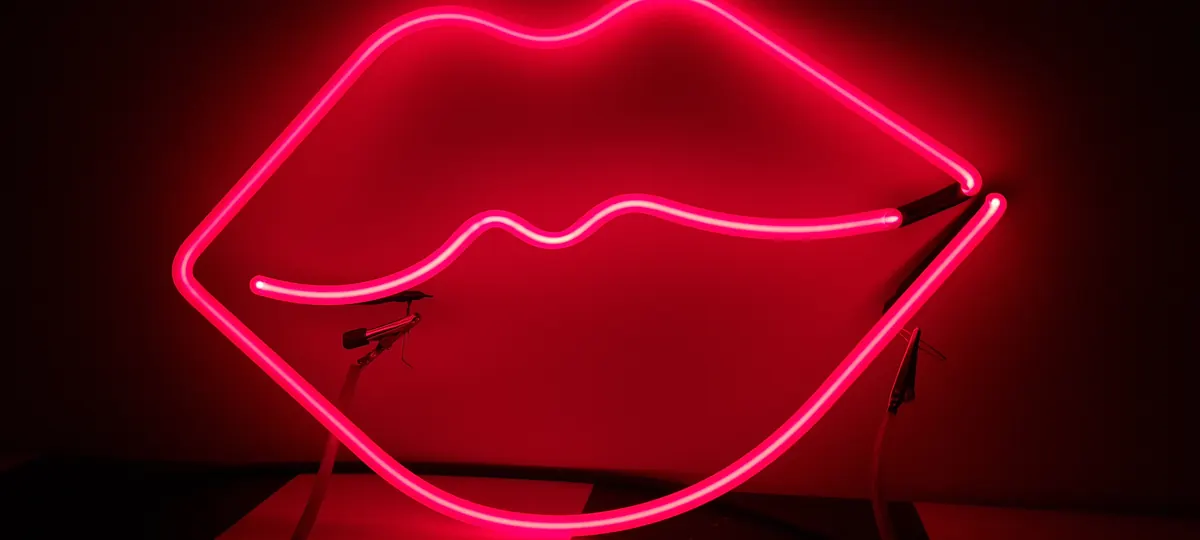 Czerwony neon w kształcie ust na ścianie